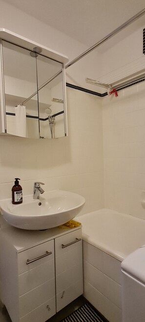 Dusche, Haartrockner, Handtücher