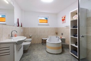 Shower, hair dryer, towels - Apartment 'Milita' with Private Terrace, Balcony and Wi-Fi (Lörrach)