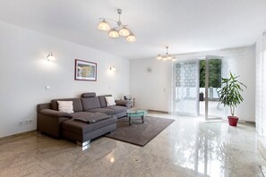 TV, stereo - Apartment 'Milita' with Private Terrace, Balcony and Wi-Fi (Lörrach)