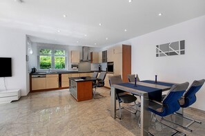 Dining - Apartment 'Milita' with Private Terrace, Balcony and Wi-Fi (Lörrach)