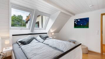 2 bedrooms, WiFi (free), bed sheets