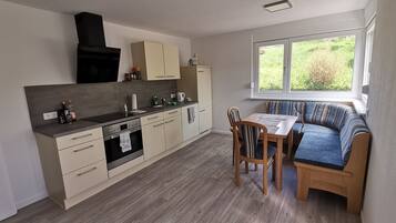 Fridge, oven, stovetop, dishwasher