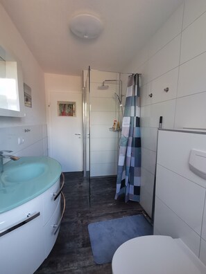 Shower, free toiletries, hair dryer, towels