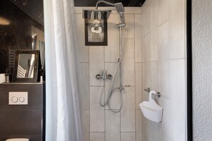 Douche, sèche-cheveux, serviettes fournies