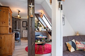 TV, fireplace - Apartment 'Atelier-Loft Im Hübschental' with Wi-Fi (Gütenbach)