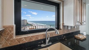 Cocina con un ventanal grande que ofrece vistas a la playa y al océano.
