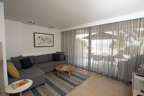 Smart TV - Beachfront Apartment (Noosa)