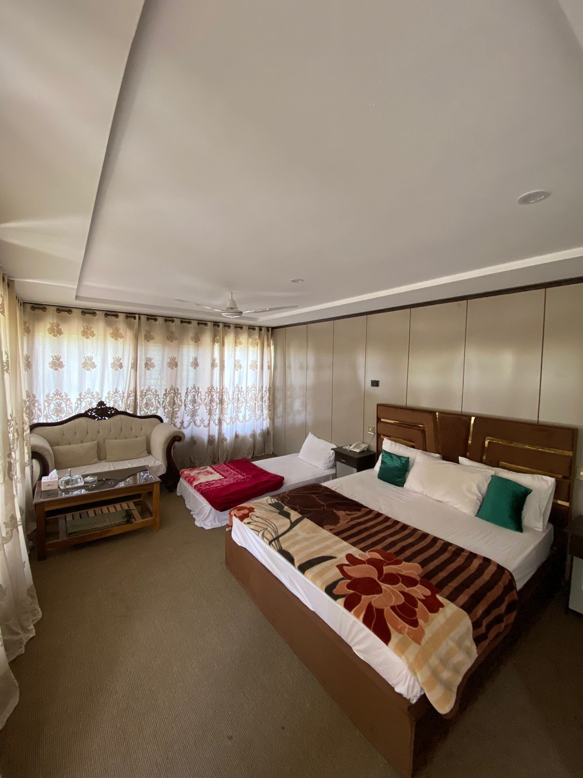 标准三人房 | 办公桌、免费 WiFi