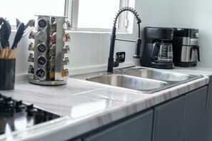 Geladeira, micro-ondas, fogão, cooktop