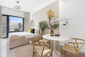 Egyptian cotton sheets, premium bedding, memory-foam beds, in-room safe - Silkhaus Oasis Towers - Masdar City (Abu Dhabi)