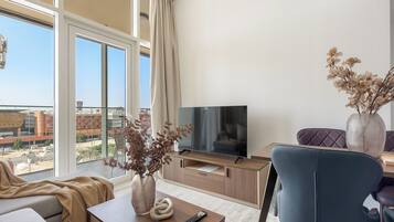 Apartament superior | Sala d'estar | Televisor intel·ligent de 50 polzades amb canals digitals