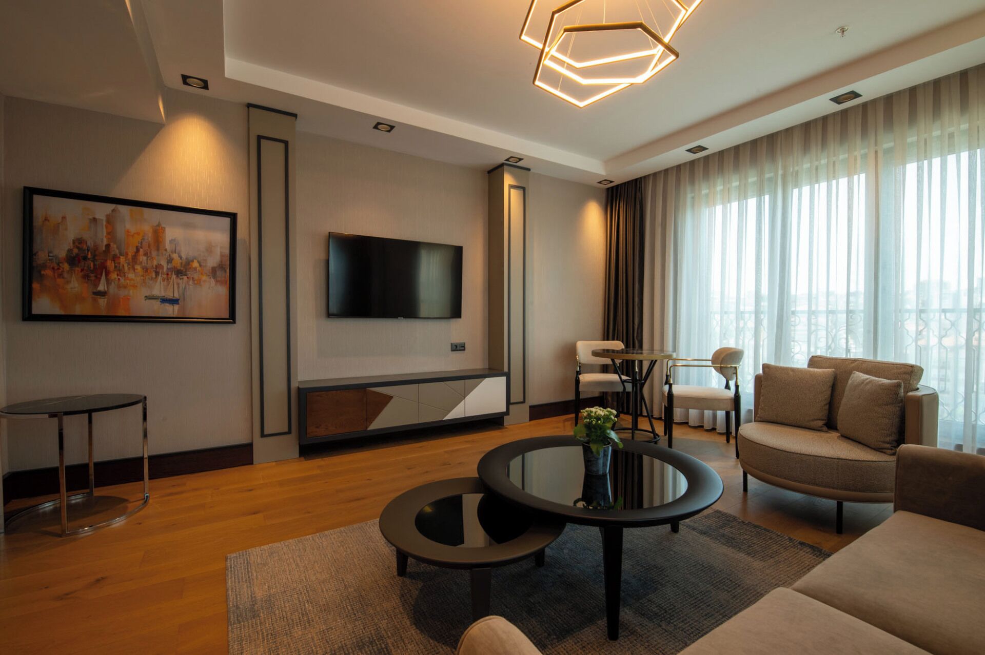 Deluxe-sviitti, 1 suuri parisänky (With Relaxing Room) | Minibaari, tallelokero huoneessa, ilmainen Wi-Fi, vuodevaatteet