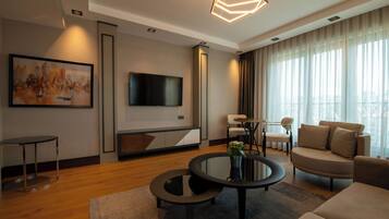 Deluxe-sviitti, 1 suuri parisänky (With Relaxing Room) | Minibaari, tallelokero huoneessa, ilmainen Wi-Fi, vuodevaatteet