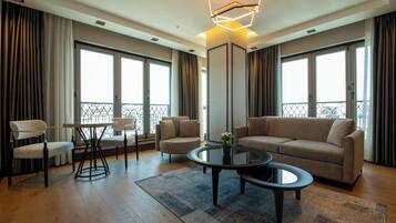 Suite – deluxe, 1 kingsize-seng (With Relaxing Room) | Safe på rommet og wi-fi (inkludert)