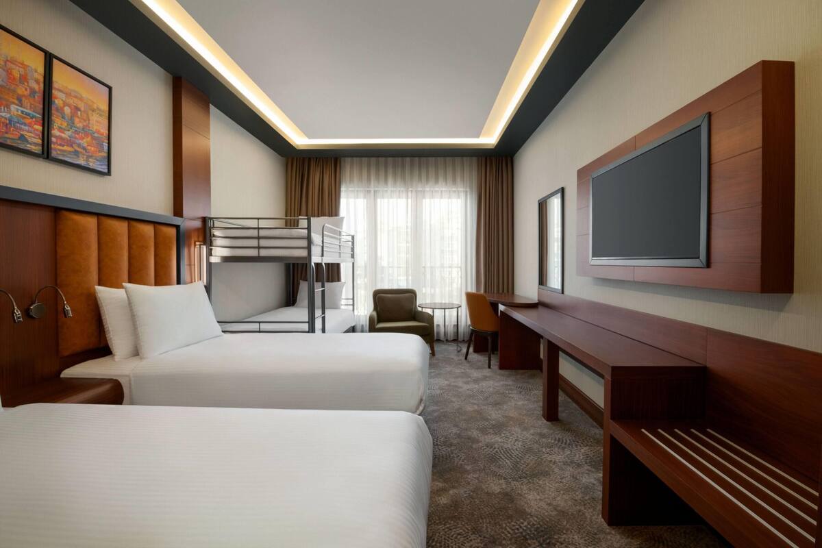 Family Room, Multiple Beds