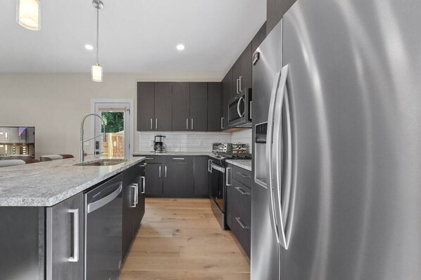 Kühlschrank, Mikrowelle, Ofen, Herdplatte