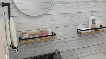 Serviettes fournies, savon, papier toilette