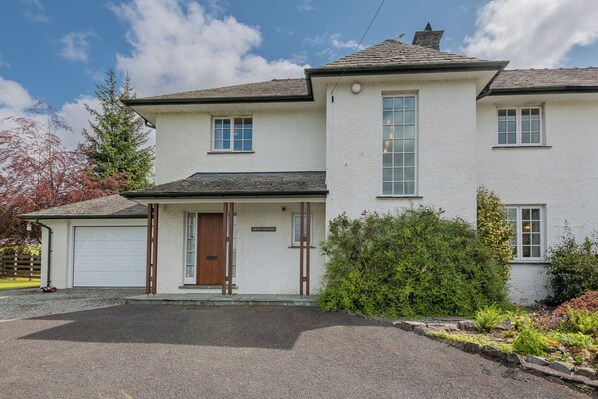 Exterior - Make magical memories in comfort of Croft Cottage with Lake and Mountain views (Windermere)