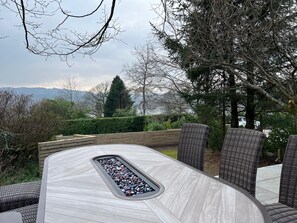 Outdoor dining - Make magical memories in comfort of Croft Cottage with Lake and Mountain views (Windermere)