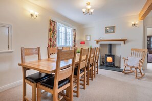 Dining - Make magical memories in comfort of Croft Cottage with Lake and Mountain views (Windermere)