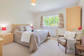 4 bedrooms, iron/ironing board, WiFi, bed sheets - Make magical memories in comfort of Croft Cottage with Lake and Mountain views (Windermere)