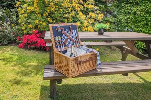Outdoor dining - Make magical memories in comfort of Croft Cottage with Lake and  Mountain views (Windermere)