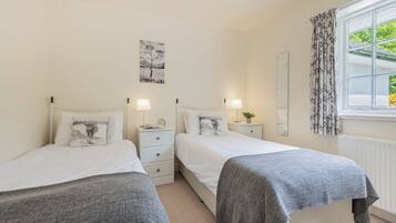 4 bedrooms, iron/ironing board, WiFi, bed sheets