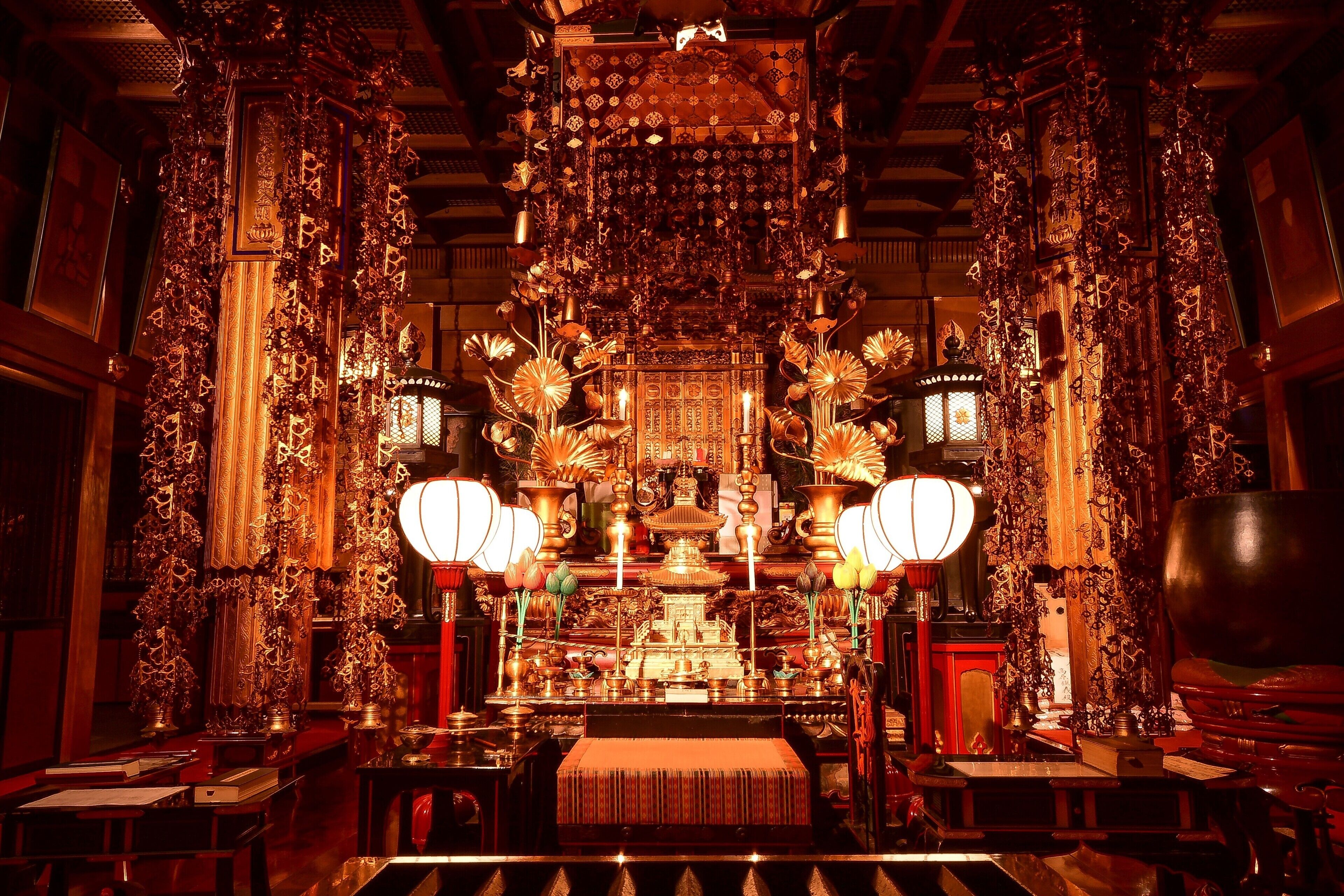 Un santuario ornamentado con decoraciones intrincadas y elementos tradicionales chinos.
