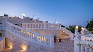 A stone staircase with white balustrades leading to a building entrance. - Villa Clara Alberobello (Alberobello)