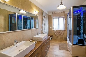 Dusche, Whirlpool, Haartrockner, Handtücher