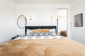 1 bedroom, iron/ironing board, travel crib, WiFi - #StayinMyDistrict NEBoise HOTTUB (Boise)