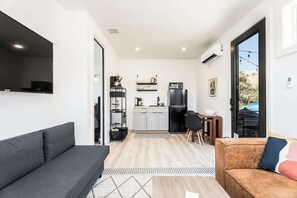 TV, offices - #StayinMyDistrict NEBoise HOTTUB (Boise)