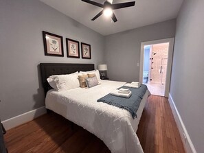 2 室のベッドルーム、デスク、アイロン / アイロン台、旅行用ベビーベッド