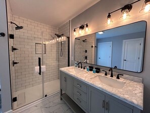 Hair dryer, towels - Double King 2bed/2 bath in Downtown Columbia! (Columbia)