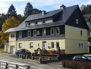 Exterior - Holiday Apartment 'Fewo In Schustes' with Private Terrace and Wi-Fi (Willingen (Upland))