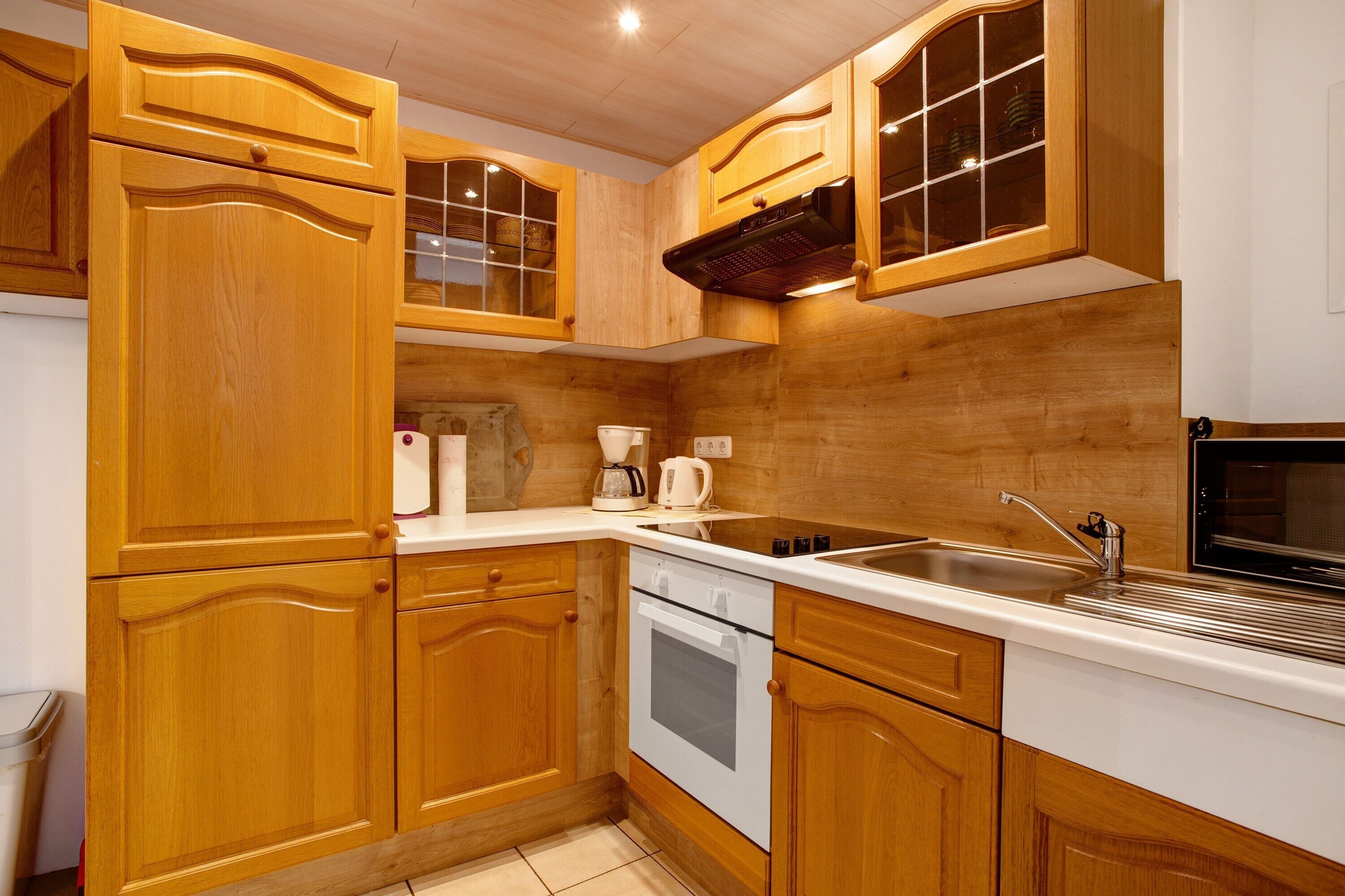 Kylskåp, mikrovågsugn, ugn och spishäll