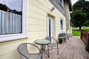 Outdoor dining - Holiday Apartment 'Fewo In Schustes' with Private Terrace and Wi-Fi (Willingen (Upland))