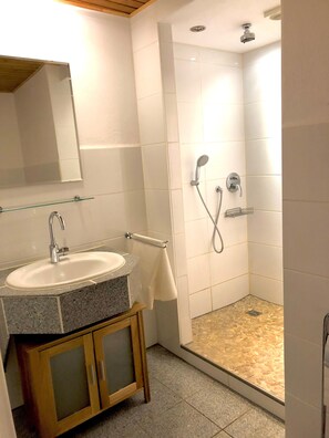 Shower, hair dryer, towels - Holiday Apartment by the City Lake in Pfullendorf’s Old Town (Pfullendorf)