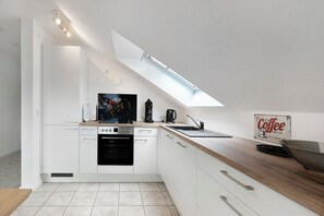 Kjøleskap, ovn, kokeplater og oppvaskmaskin