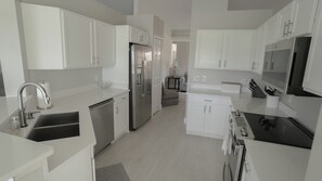 Private kitchen - Charming & Sunny 3-bedroom, 2 Bath Condo in North Naples with Elevator (Naples)