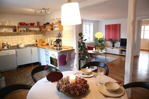 Fridge, oven, stovetop, dishwasher