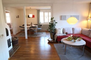 TV, stereo - Apartment 'Luise Im Künstlerhaus' with Private Terrace, Balcony and Wi-Fi (Lemberg-Langmühle)