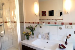 Dusche, kostenlose Toilettenartikel, Haartrockner, Handtücher