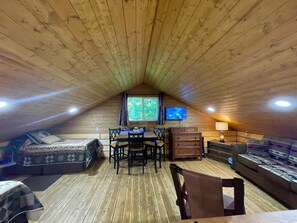 Smart TV, books - Riverfront, Authentic, Luxury Log Cabin-Bison (Wasilla)