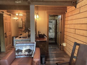 Interior - Riverfront, Authentic, Luxury Log Cabin-Bison (Wasilla)