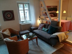TV, fireplace