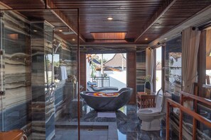 One Bedroom Villa Rice Field View | 浴室 | 独立的浴缸和淋浴、免费洗浴用品、吹风机、浴袍