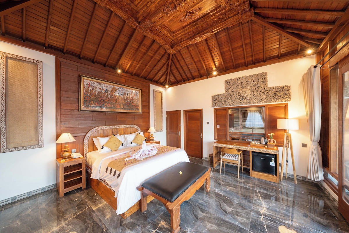 One Bedroom Suite Pool Villa | Luxe beddengoed, een kluis op de kamer, een bureau, gratis wifi