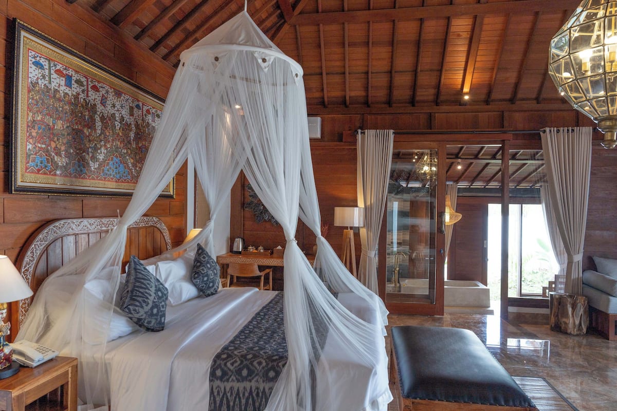 One Bedroom Grand Suite Pool Villa | Luxe beddengoed, een kluis op de kamer, een bureau, gratis wifi