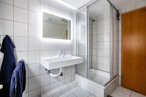 Shower, hair dryer - Holiday Home 'Haus Seeluft' with Private Terrace, Shared Garden and Wi-Fi (Sankt Peter-Ording)